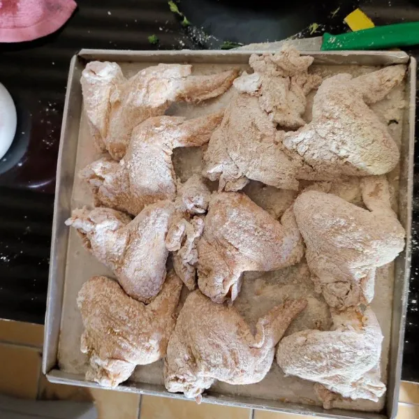 Siapkan adonan kering untuk ayam. Setelah 1 jam dimarinasi, balur ayam dengan tepung kering hingga seluruh sisi terbalut sempurna. Diamkan selama 30 menit.