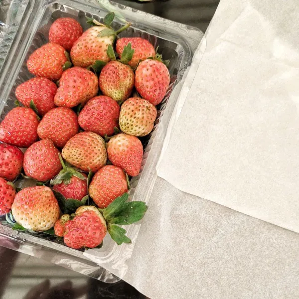Siapkan strawberry dan tisunya.