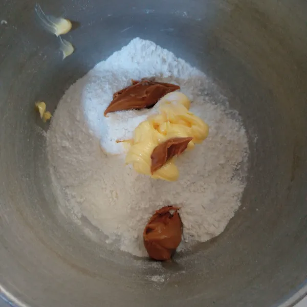 Campur semua bahan Crumble.