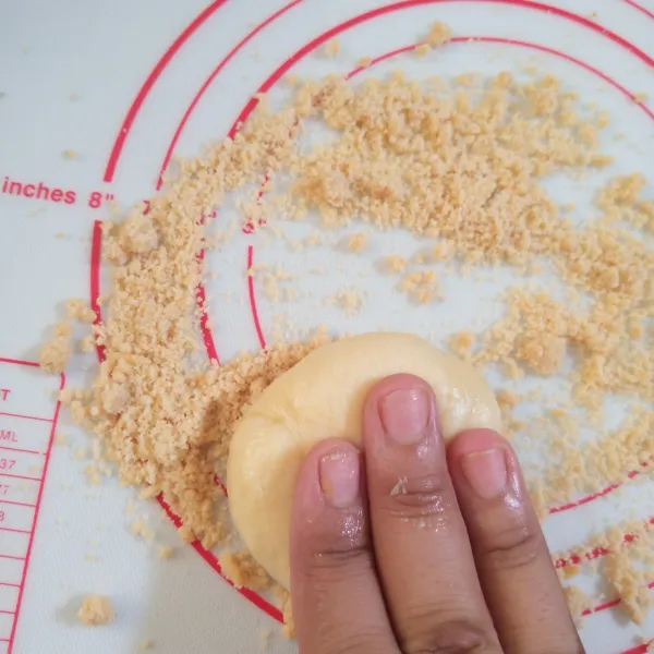 Letakkan adonan diatas Crumble sambil ditekan.