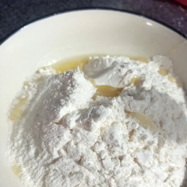 Ayak tepung terigu & tepung ketan. Masukan gula, garam, minyak. Aduk rata
