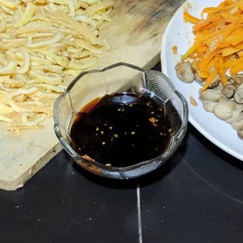 Siapkan saus untuk bumbu Japchae dengan campurkan semua bahan kecuali wijen. Aduk rata.