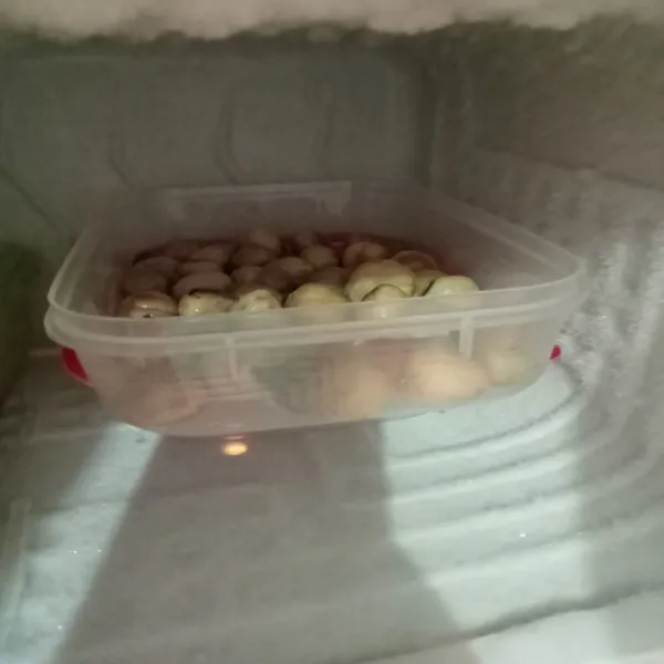 Taruh di wadah plastik food grade dan simpan di freezer, bisa dipakai sewaktu-waktu ketika ingin memasak masakan favorit keluarga.