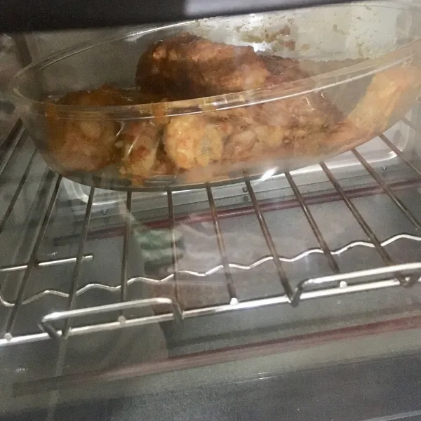Ayam sudah siap untuk di bakar. Pada resep ini saya tambahkan tempe karena bumbunya bersisa. Ayam bisa dengan cara dipanggang dalam oven dengan suhu 30 menit suhu 250 derajat. Sajikan.