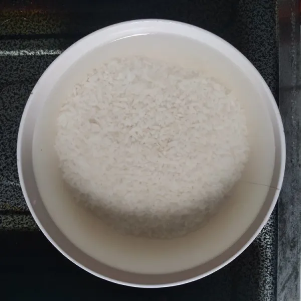 Rendam beras selama 1-2 jam dengan air