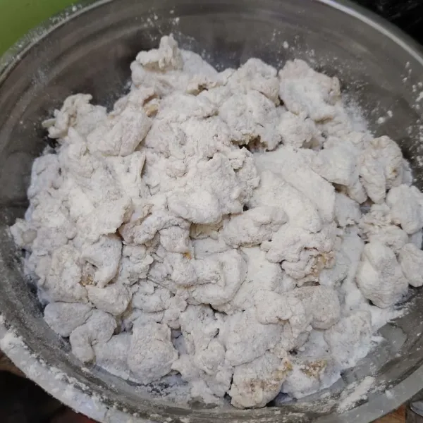 Campurkan bahan tepung kering kemudian gulingkan ayam yang telah marinasi hingga rata.