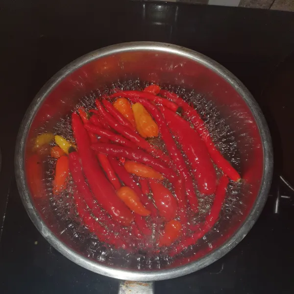 Rebus cabe rawit, cabe merah keriting, cabe merah besar dan tomat hingga empuk. Angkat dan sisihkan.