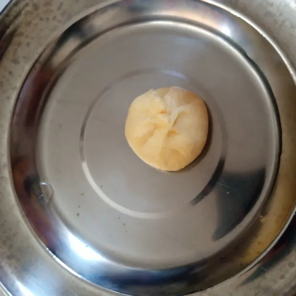 Celupkan adonan ke dalam air sebentar.