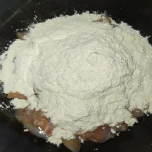 Setelah 15 menit tambahkan 5 sdm tepung bumbu ayam goreng.