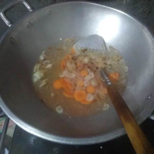 Tuang air, biarkan mendidih lalu masukkan wortel. Masak hingga setengah empuk.