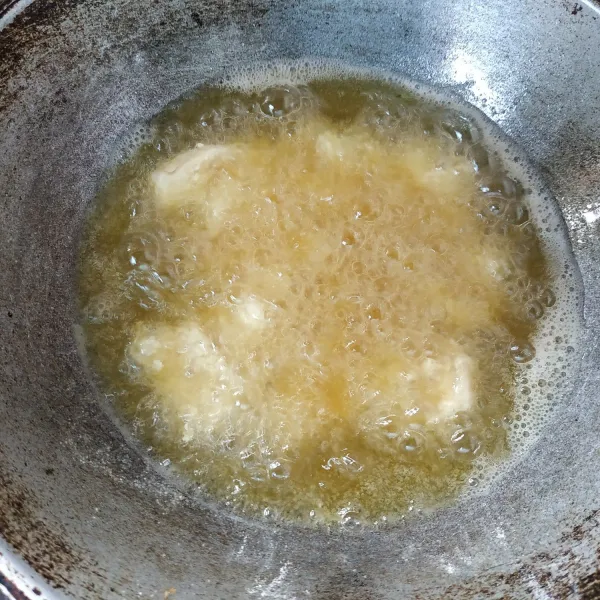 Panaskan minyak goreng secukupnya, goreng ayam sampai kering dan matang. Setelah matang angkat dan tiriskan.
