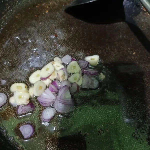 Siapkan wajan dan panaskan minyak goreng untuk menumis. Setelah minyak panas lalu masukkan irisan bawang. Tumis bawang sampai tercium harum.