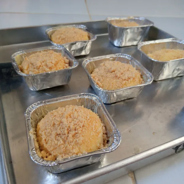 Masukkan kedalam alumunium foil cup. Proofing (diamkan untuk mengaktifkan ragi) selama 20 menit. Lalu panggang selama 30 menit menggunakan api atas bawah dengan suhu 180°C.