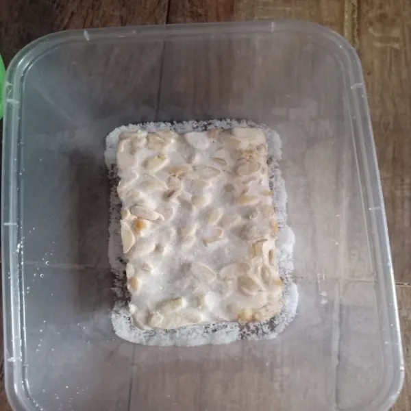 Taburan garam disekeliling tempe membuat ragi tidak akan terlalu aktif, sehingga tempe tidak cepat membusuk.