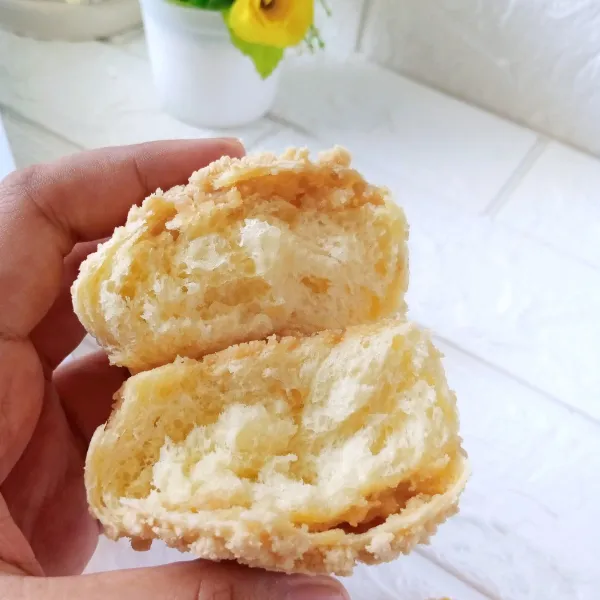 Soboro/Korean Streusel Bread siap dinikmati. belah bagian tengah akan terlihat double Crumble nya diluar dan di dalam untuk rotinya lembut banget karena aku pakai komachi dan full butter.. So Yummy Abis, Selamat mencoba dan Semoga Bermanfaat Chef😊🤗