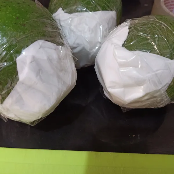 Lakukan hingga semua alpukat ujungnya tertutup.