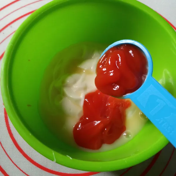 Tambahkan saus tomat. Jika suka lebih pedas bisa tambahkan saus sambal 1 sdm.