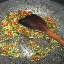 Tumis cabai hijau, cabai merah, cabai rawit, bawang putih, bawang bombay dan juga jahe hingga layu.
