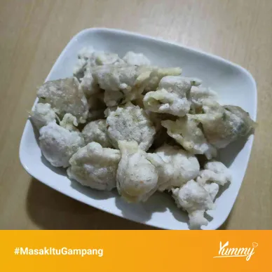 Adonan cireng yang sedang diuleni