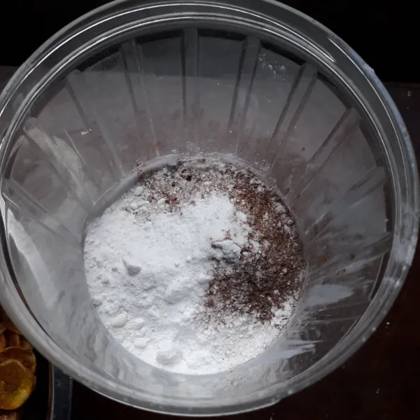 Dalam wadah bertutup, masukkan coklat bubuk, tepung maizena dan gula halus.