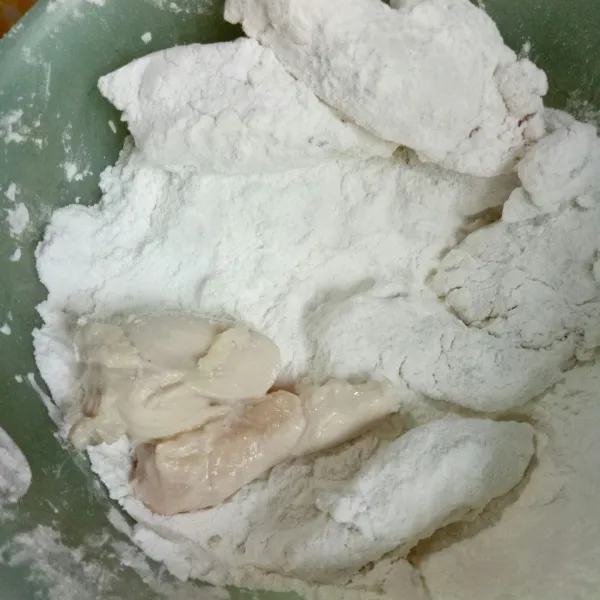 Setelah dari adonan bumbu, masukkan ke dalam tepung. Pastikan ayam telah terbalut sempurna oleh adonan bumbu dan tepung pelapis.