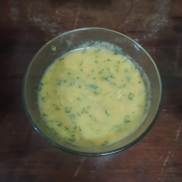 Untuk olesan bawang, cairkan margarin lalu dinginkan. Masukkan parutan bawang putih, krimer kental manis, madu, telur, dan seledri cincang. Aduk rata. Sisihkan.