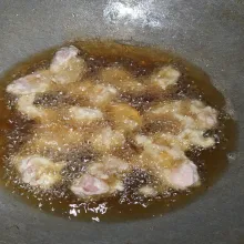 Lalu goreng hingga hingga matang kecoklatan, tiriskan.