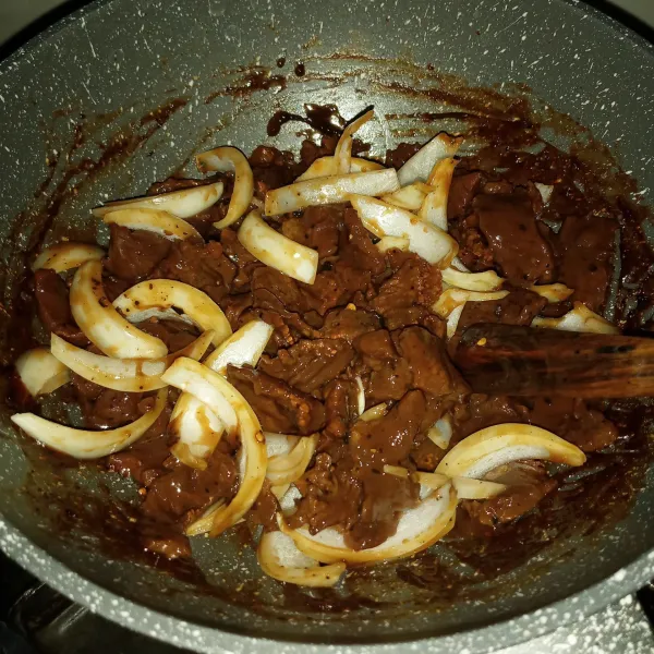 Terakhir masukkan bawang bombay, matikan api. Tumis daging siap dihidangkan.