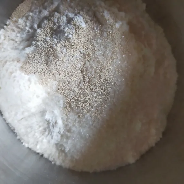 Siapkan wadah, masukkan tepung terigu, ragi instan, gula pasir, dan baking powder.