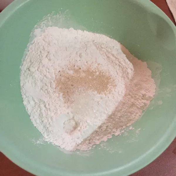 Campurkan tepung beras, garam, ragi dan gula, aduk rata.