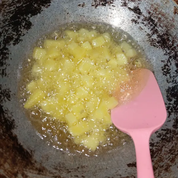 potong dadu kentang dan tahu kemudian goreng sebentar,tiriskan.