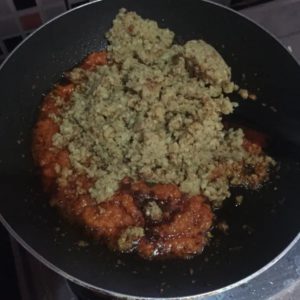 Tambahkan oncom, aduk rata lalu koreksi rasa. Masukkan daun kemangi, aduk sebentar. Matikan api.