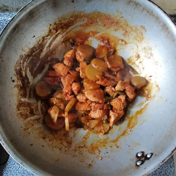 Masak hingga kentang empuk, semua bahan matang, dan kuah menyusut, taburi dengan biji wijen, sajikan.