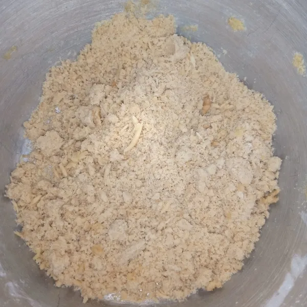 Campur semua bahan Crumble sambil di remat-remat hancur.