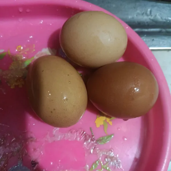 Siapkan telur, cuci bersih dari kotoran yang menempel dikulit telur, kemudian lap dan bersihkan.