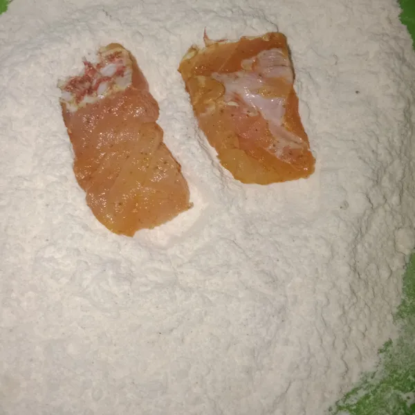 Masukkan ikan kedalam tepung balur hingga tepung nempel.