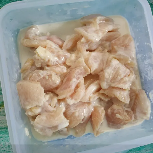 Campur ayam dengan adonan tepung cair aduk rata.