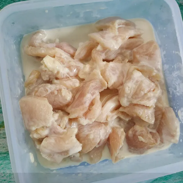 Campur ayam dengan bahan marinasi, diamkan selama 30 menit.