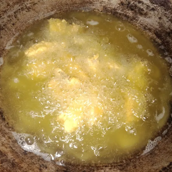 Siapkan secukupnya minyak lalu goreng hingga golden brown.