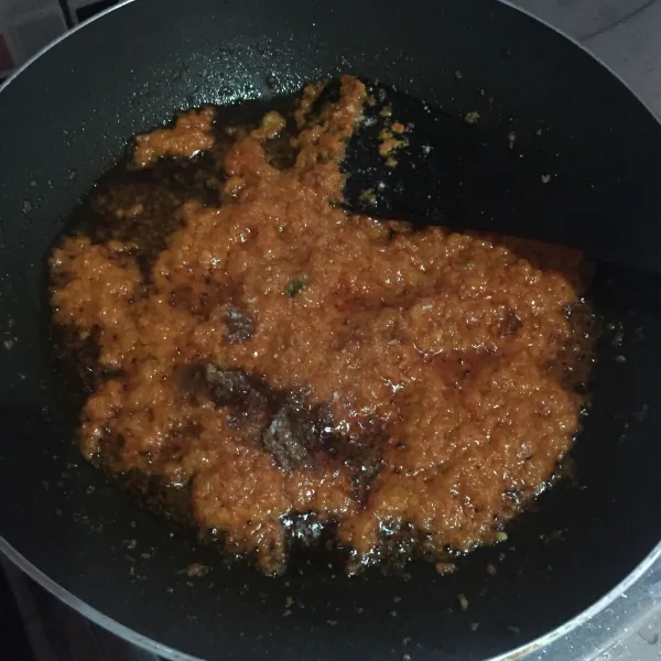 Tambahkan gula merah, garam dan penyedap rasa, aduk rata.