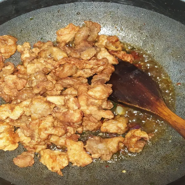 Kemudian masukkan ayam yang sudah di goreng sebelumnya. Aduk rata.