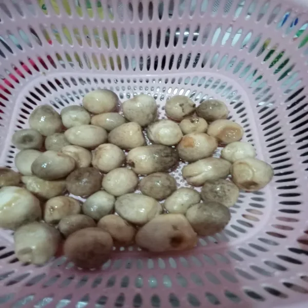 Cuci bersih jamur lalu tiriskan.