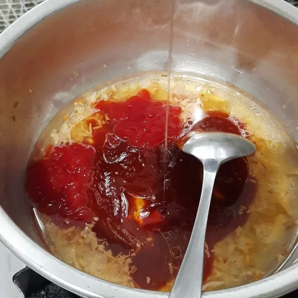 Masukkan gochujang, saus tomat, madu, gula, dan air. Masak hingga mendidih lalu koreksi rasa.