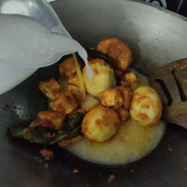 Masukkan santan encer, tambahkan garam, gula dan kaldu bubuk. Aduk rata, masak beberapa saat hingga mendidih, matikan.