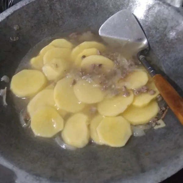 Tuang air lalu masukkan kentang. Masak hingga mendidih.