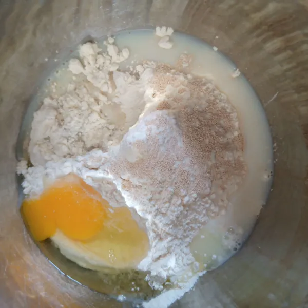 Campur semua bahan menjadi satu kecuali butter dan garam.