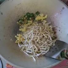 Masukkan taoge ke dalam wajan, tambahkan bumbu-bumbu.