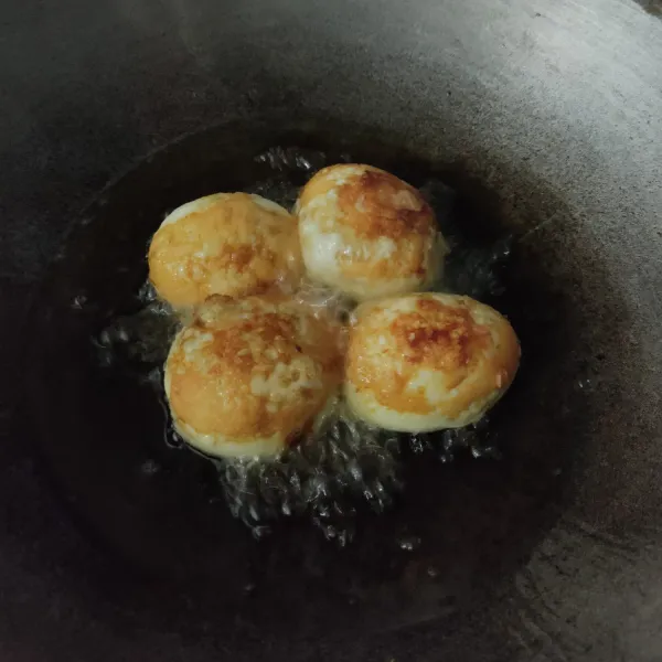 Rebus telur, kupas, kemudian goreng. Angkat dan tiriskan.
