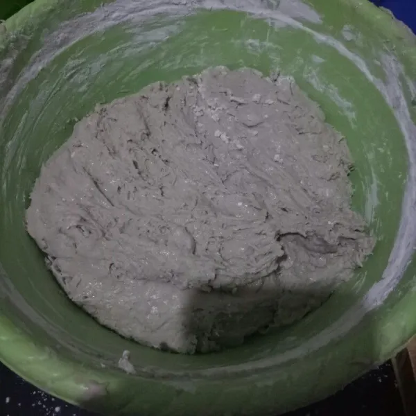 Uleni sampai adonan dapat dibentuk. Bila adonan lembek bisa tambahkan sedikit tepung tapioka.