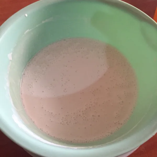 Tambahkan santan cair, aduk rata. Diamkan selama 1 jam.